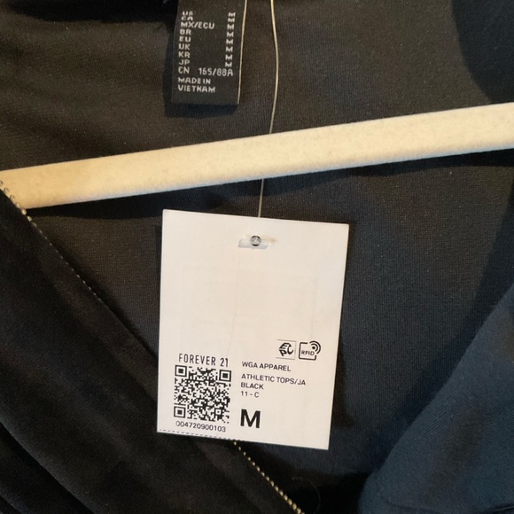 Forever 21 cropped soft zip up. Size small and colour black - Picture 6 of 7